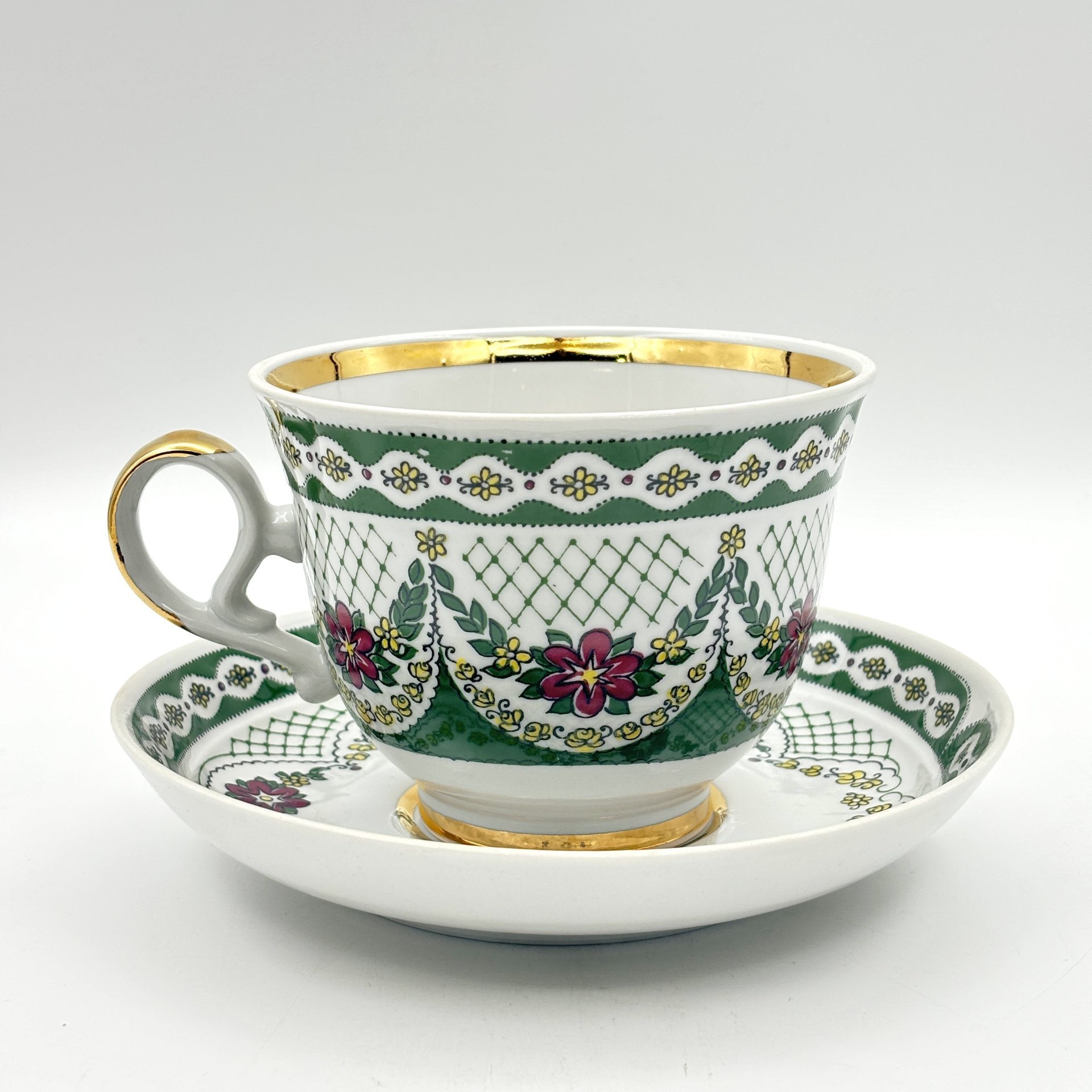 Чайная пара (большая), украшенная узорами и цветочным декором, фарфор, деколь с подрисовкой, золочение, Тернопольский фарфоровый завод, СССР, 1975-1991 гг., Тернопольский фарфоровый завод