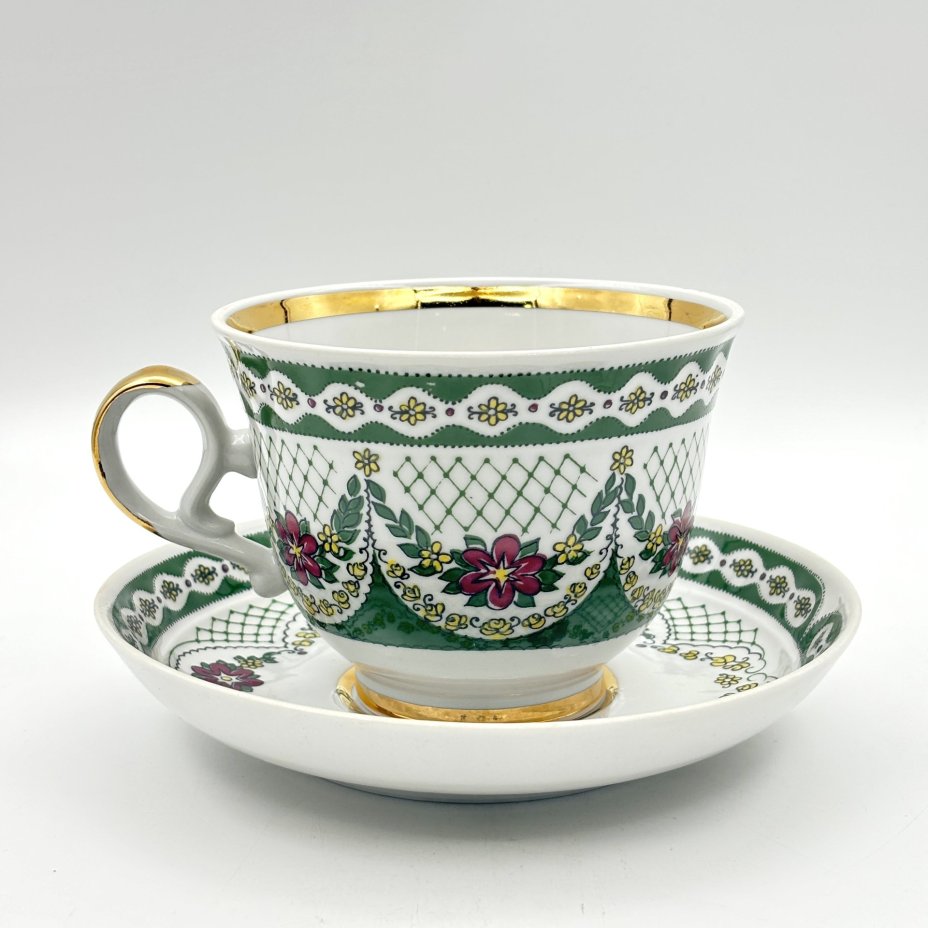 Чайная пара (большая), украшенная узорами и цветочным декором, фарфор, деколь с подрисовкой, золочение, Тернопольский фарфоровый завод, СССР, 1975-1991 гг., Тернопольский фарфоровый завод