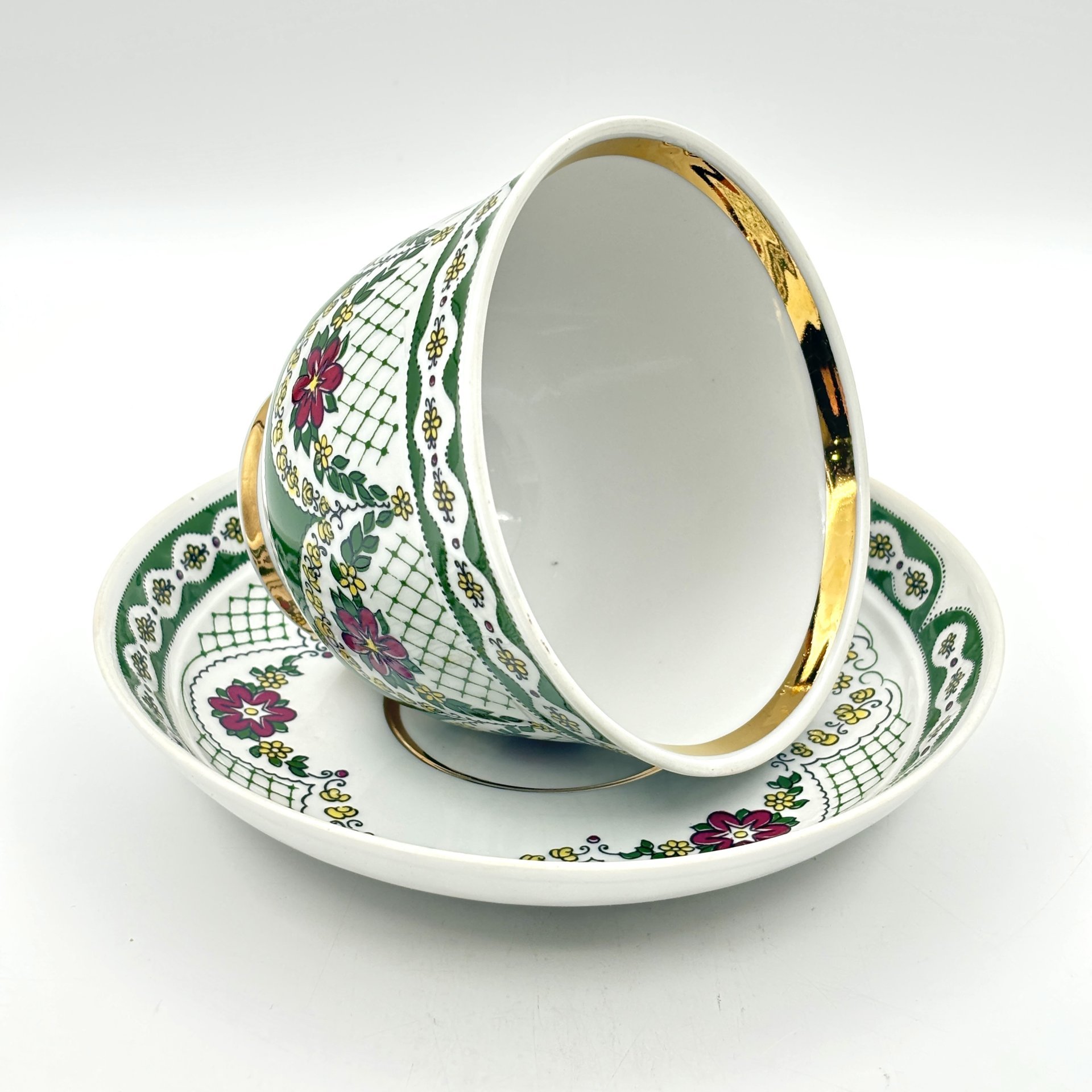 Чайная пара (большая), украшенная узорами и цветочным декором, фарфор, деколь с подрисовкой, золочение, Тернопольский фарфоровый завод, СССР, 1975-1991 гг., Тернопольский фарфоровый завод