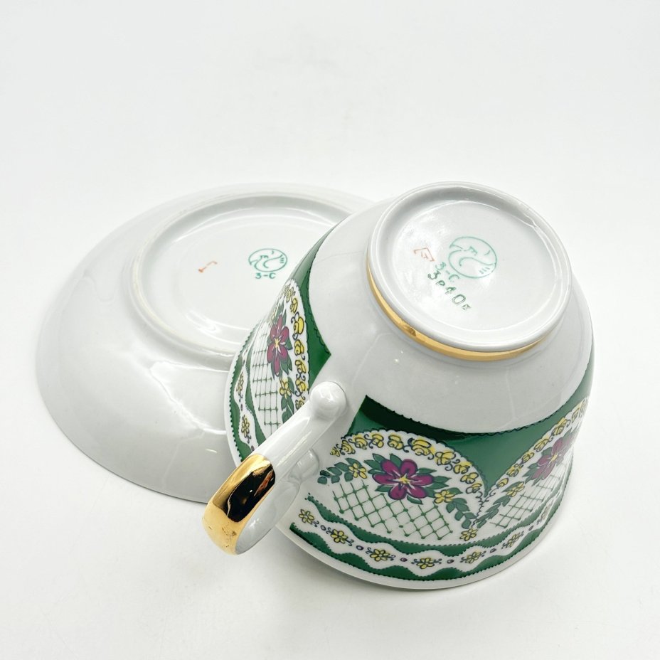 Чайная пара (большая), украшенная узорами и цветочным декором, фарфор, деколь с подрисовкой, золочение, Тернопольский фарфоровый завод, СССР, 1975-1991 гг., Тернопольский фарфоровый завод