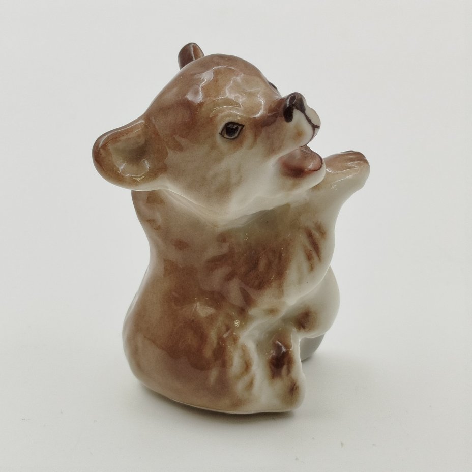 Статуэтка "Ревущий медвежонок", скульптор И.Е. Чарушин, фарфор, роспись, Ленинградский фарфоровый завод (ЛФЗ), СССР, 1970-1990 гг.