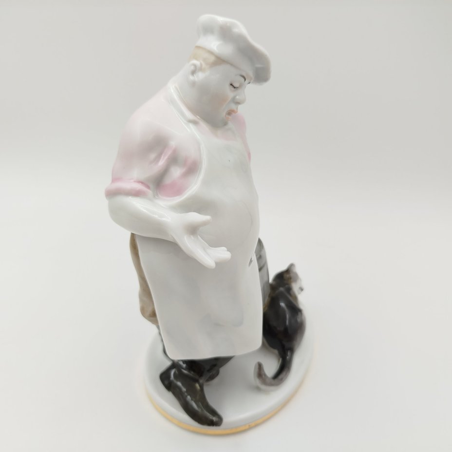 Статуэтка "Кот и повар", скульптор В.А. Михалёв, фарфор, роспись, золочение, Ленинградский фарфоровый завод (ЛФЗ), СССР, 1950-1960 гг.