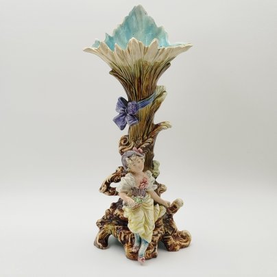 Ваза в стиле модерн, выполненная в виде растительного побега и девушки с корзиной цветов