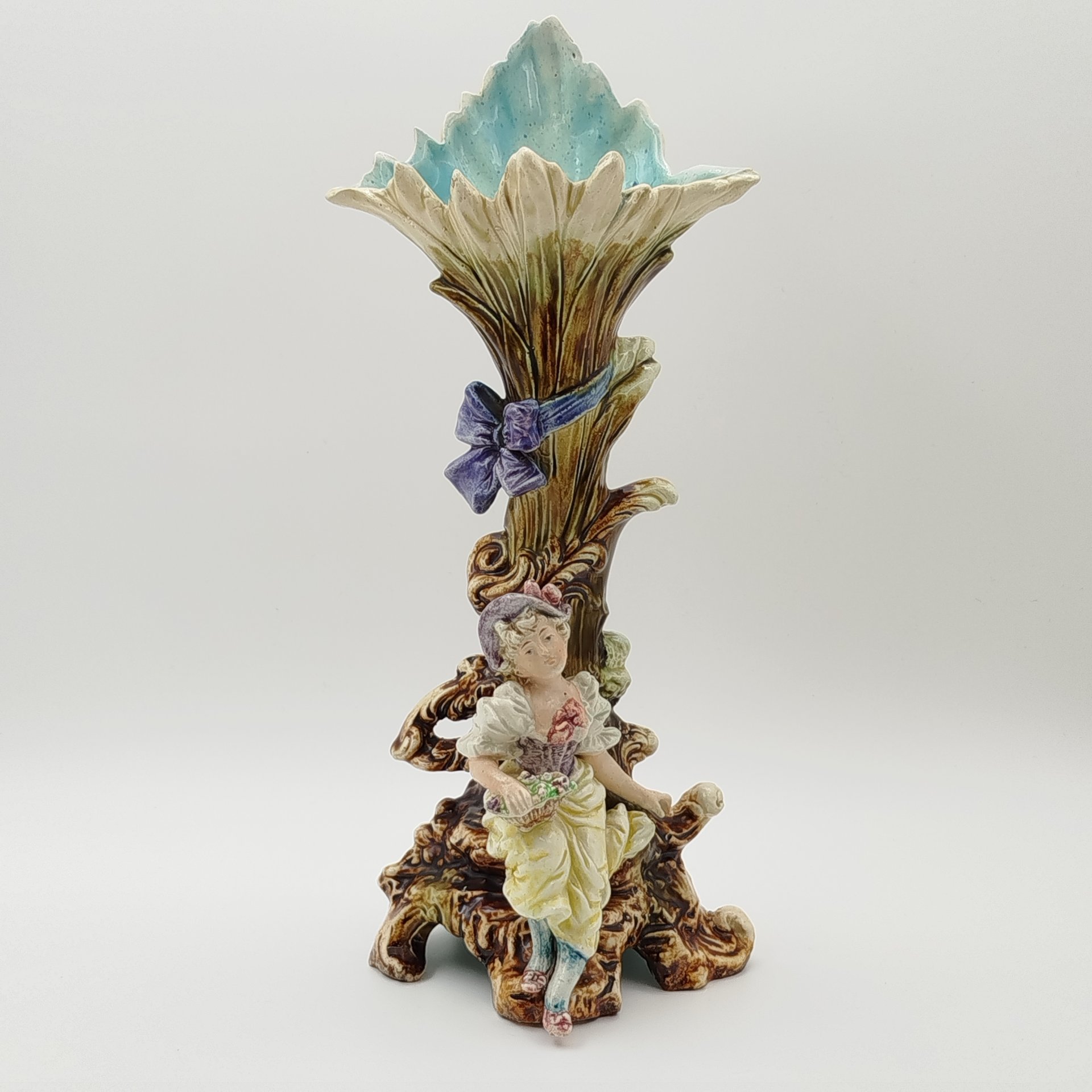 Ваза в стиле модерн, выполненная в виде растительного побега и девушки с корзиной цветов