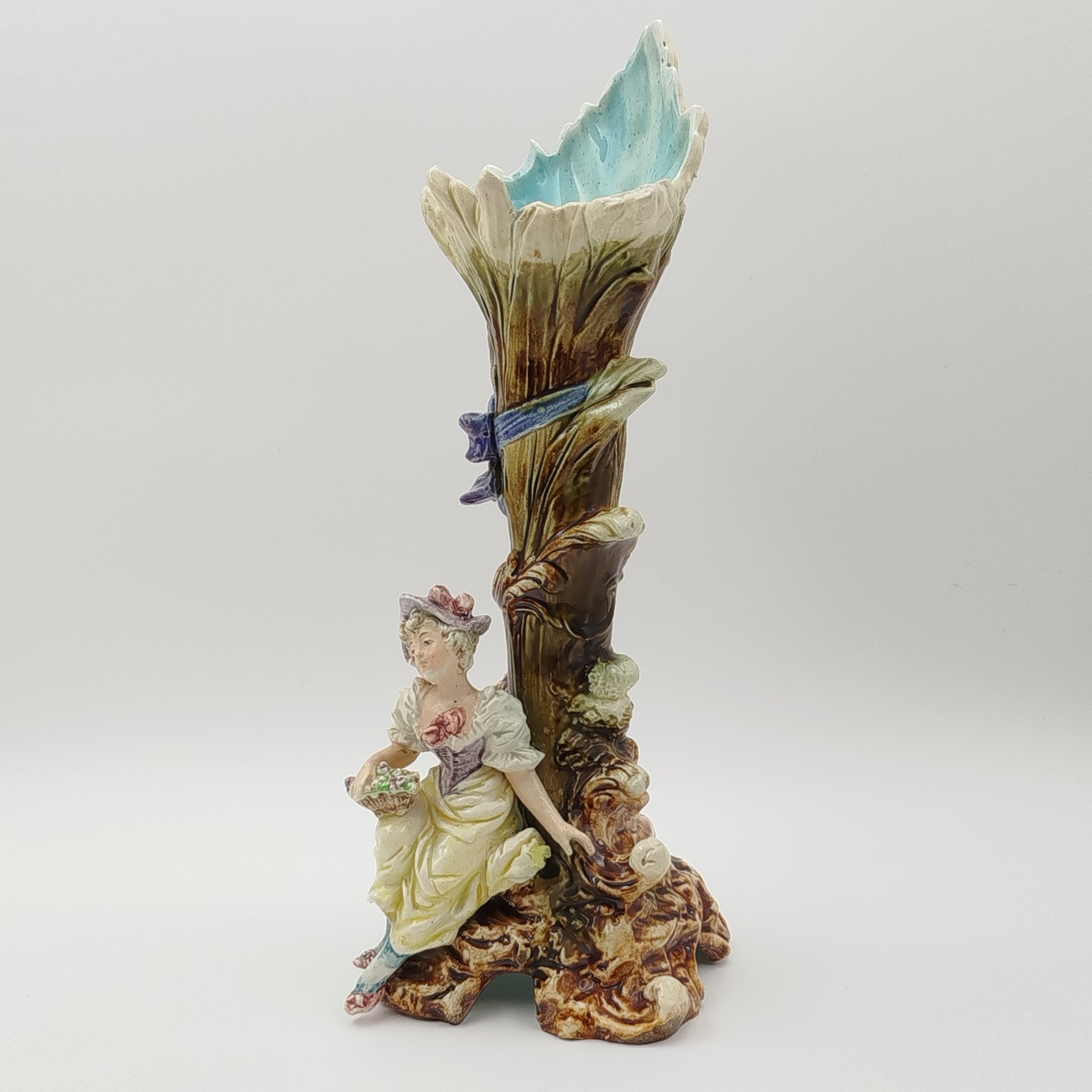 Ваза в стиле модерн, выполненная в виде растительного побега и девушки с корзиной цветов