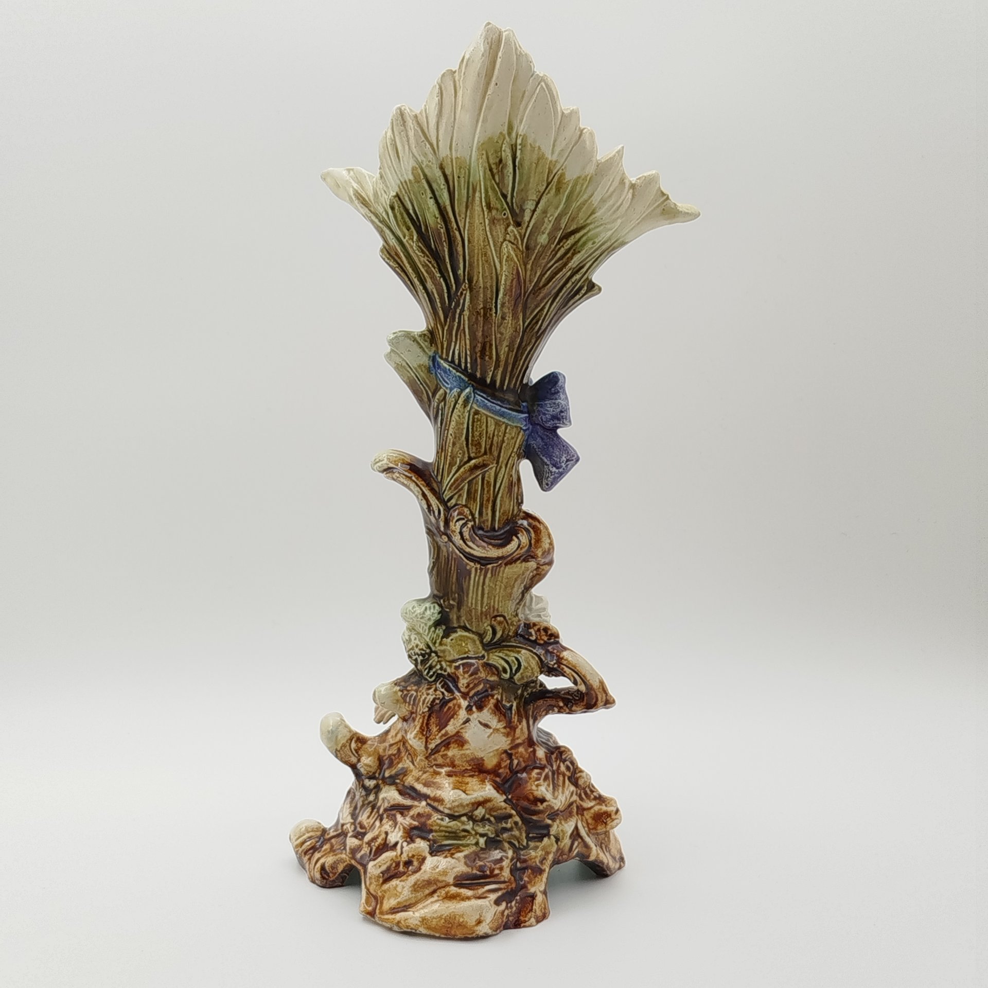 Ваза в стиле модерн, выполненная в виде растительного побега и девушки с корзиной цветов