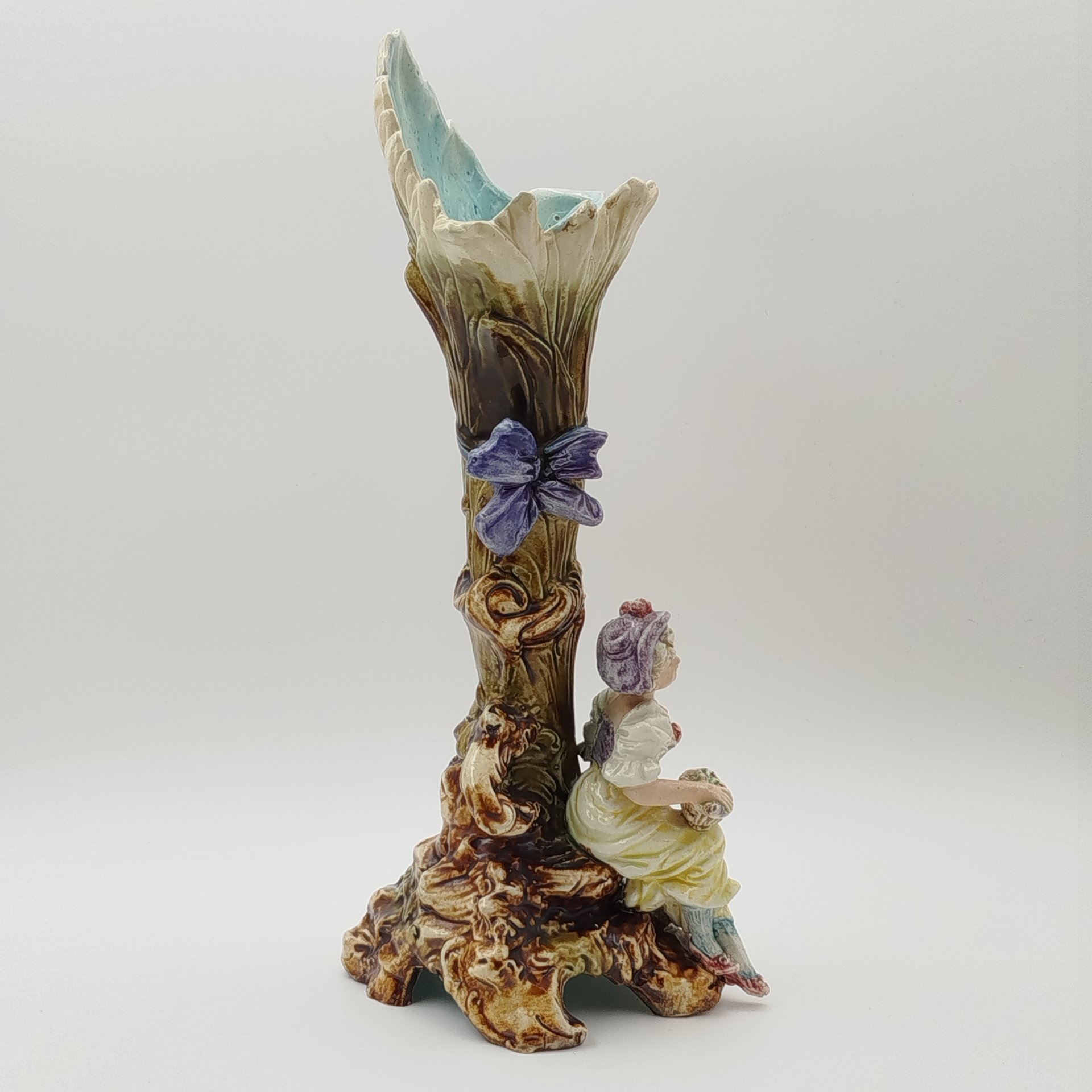 Ваза в стиле модерн, выполненная в виде растительного побега и девушки с корзиной цветов