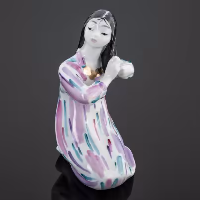 Статуэтка «Узбечка, заплетающая косички» (высший сорт), скульптор Столбова Г.С., художник Лупанова Е.Н., Ленинградский фарфоровый завод (ЛФЗ)