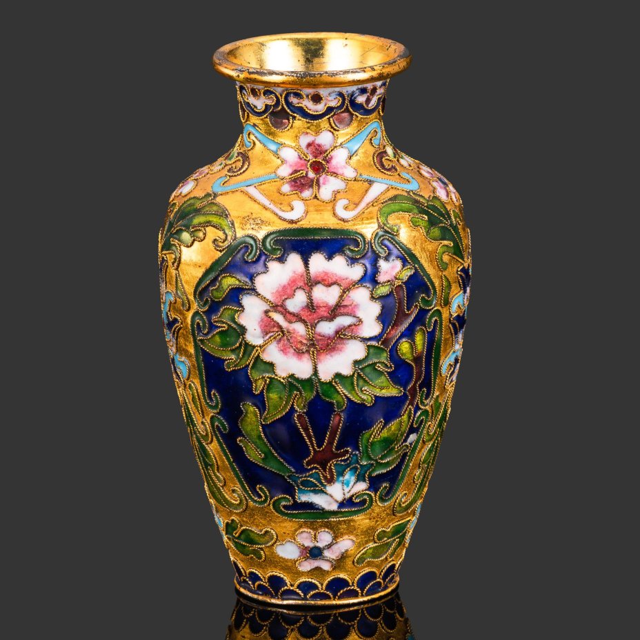 Ваза с цветочным орнаментом на тулове на золотом фоне, металл, клуазоне (перегородчатая эмаль), золочение, Китай, 1970-1990 гг.