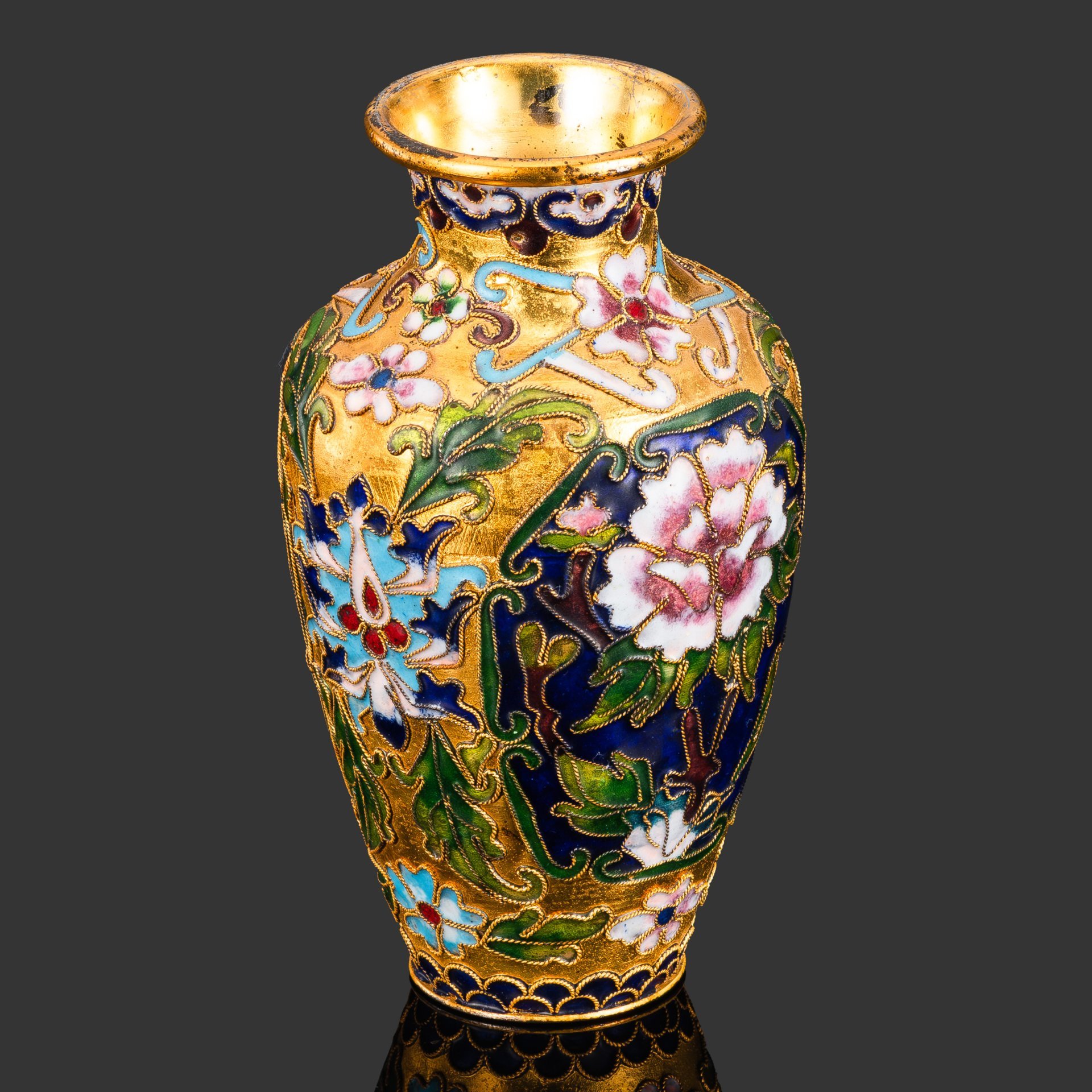 Ваза с цветочным орнаментом на тулове на золотом фоне, металл, клуазоне (перегородчатая эмаль), золочение, Китай, 1970-1990 гг.
