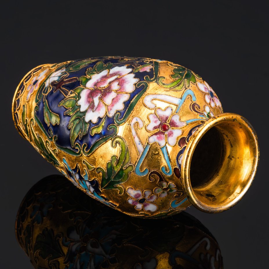 Ваза с цветочным орнаментом на тулове на золотом фоне, металл, клуазоне (перегородчатая эмаль), золочение, Китай, 1970-1990 гг.