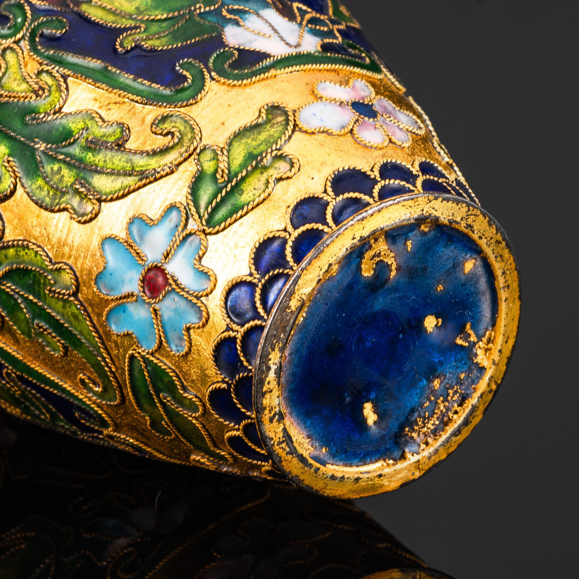 Ваза с цветочным орнаментом на тулове на золотом фоне, металл, клуазоне (перегородчатая эмаль), золочение, Китай, 1970-1990 гг.