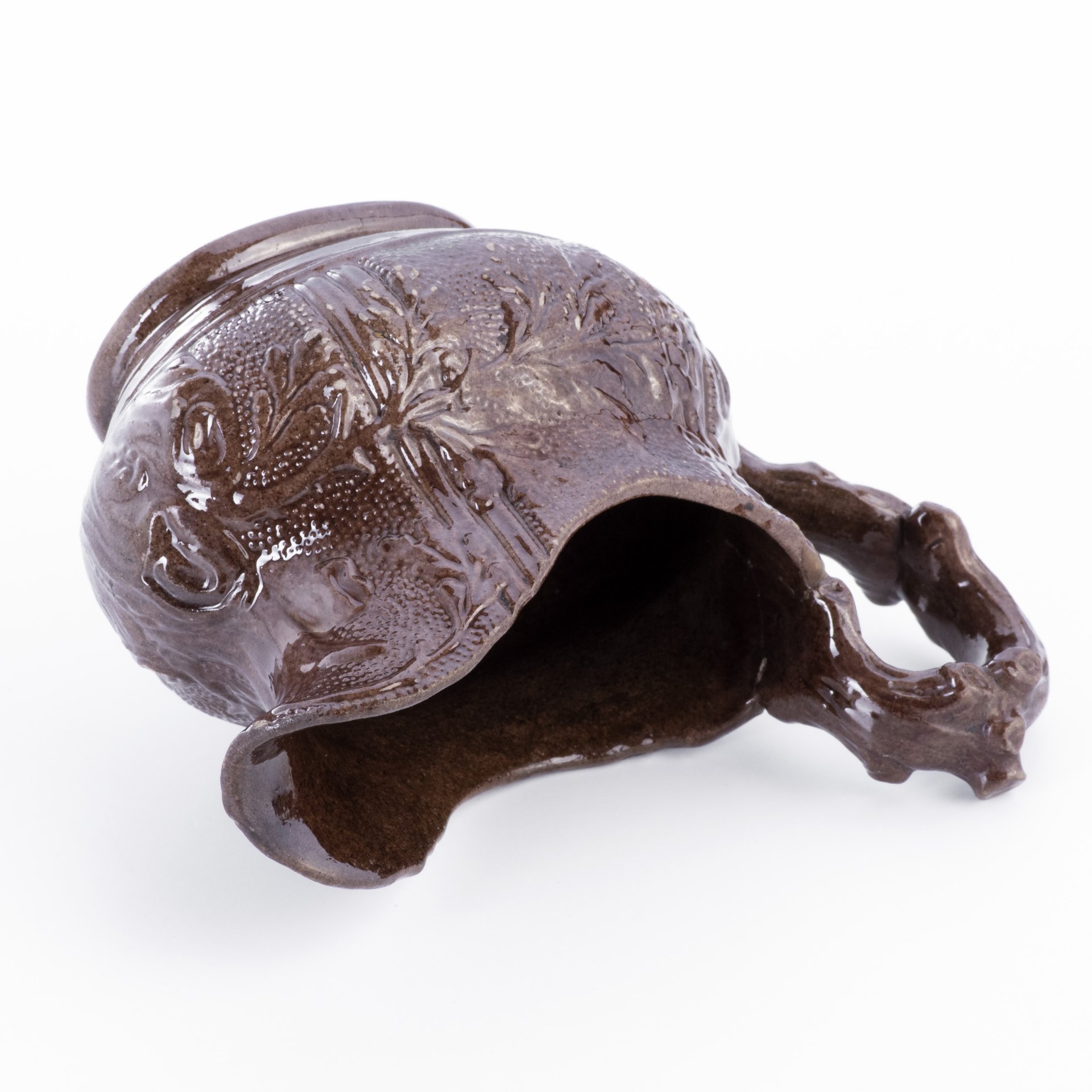 Соусник с рельефным растительным декором и ручкой, стилизованной под ветвь