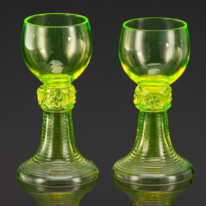 Пара рёмеров для белого вина на фигурной ножке с лепным декором, стекло, (урановое), Западная Европа, 1890-1920 гг.