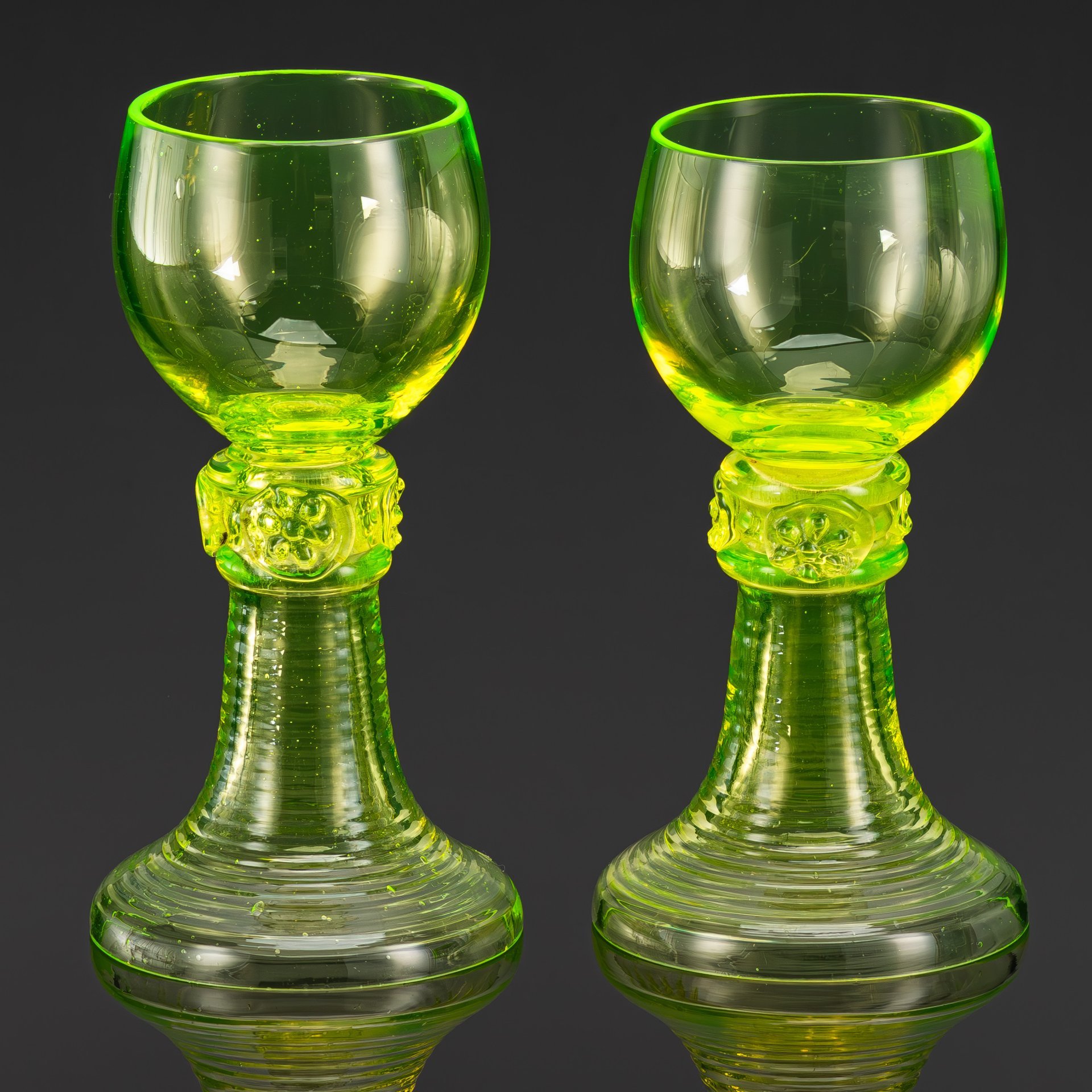 Пара рёмеров для белого вина на фигурной ножке с лепным декором, стекло, (урановое), Западная Европа, 1890-1920 гг.