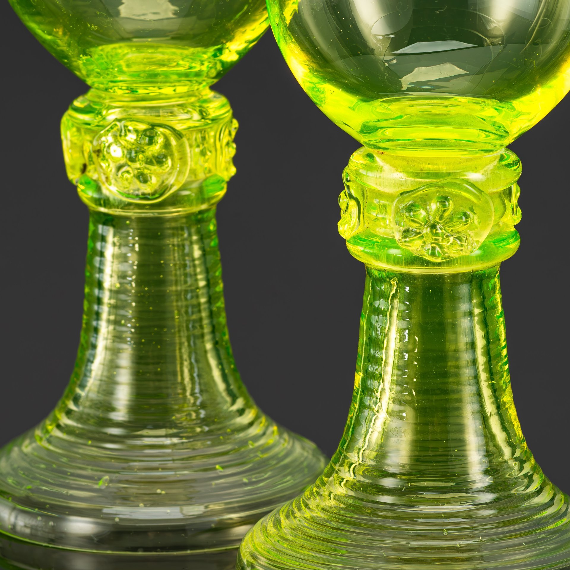 Пара рёмеров для белого вина на фигурной ножке с лепным декором, стекло, (урановое), Западная Европа, 1890-1920 гг.