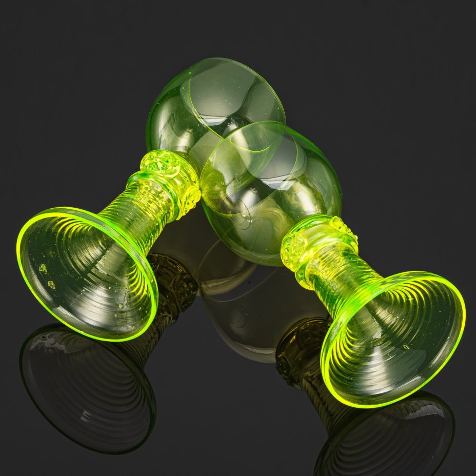 Пара рёмеров для белого вина на фигурной ножке с лепным декором