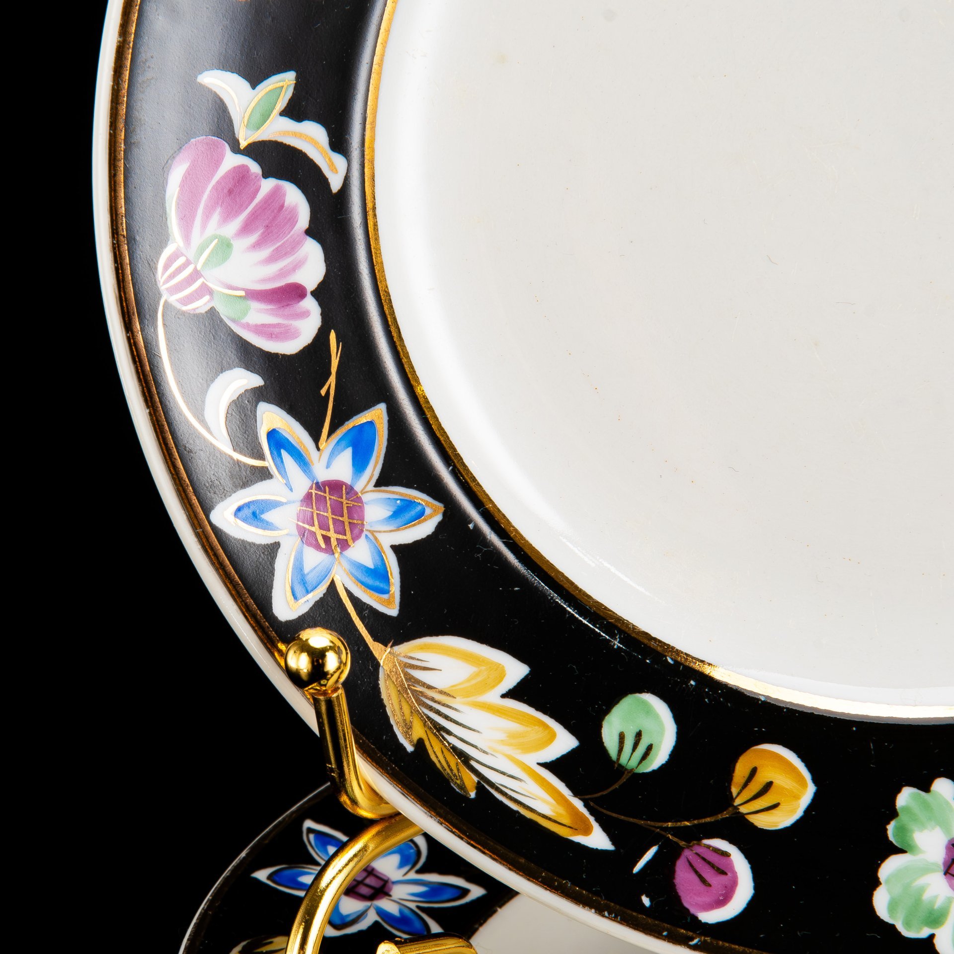 Набор десертных тарелок из сервиза "Парад цветов" на черном фоне, на 6 персон