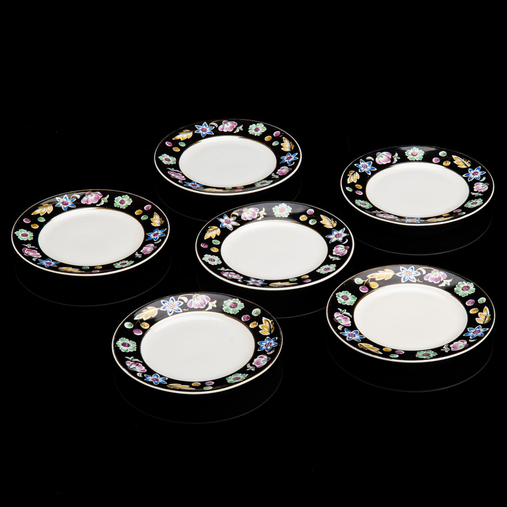 Набор десертных тарелок из сервиза "Парад цветов" на черном фоне, на 6 персон