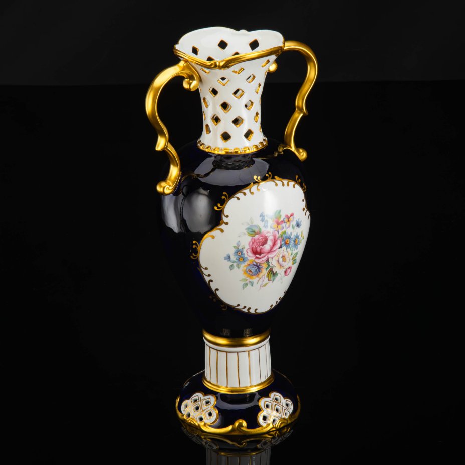 Ваза-амфора с цветочными композициями в резервах, Royal Dux