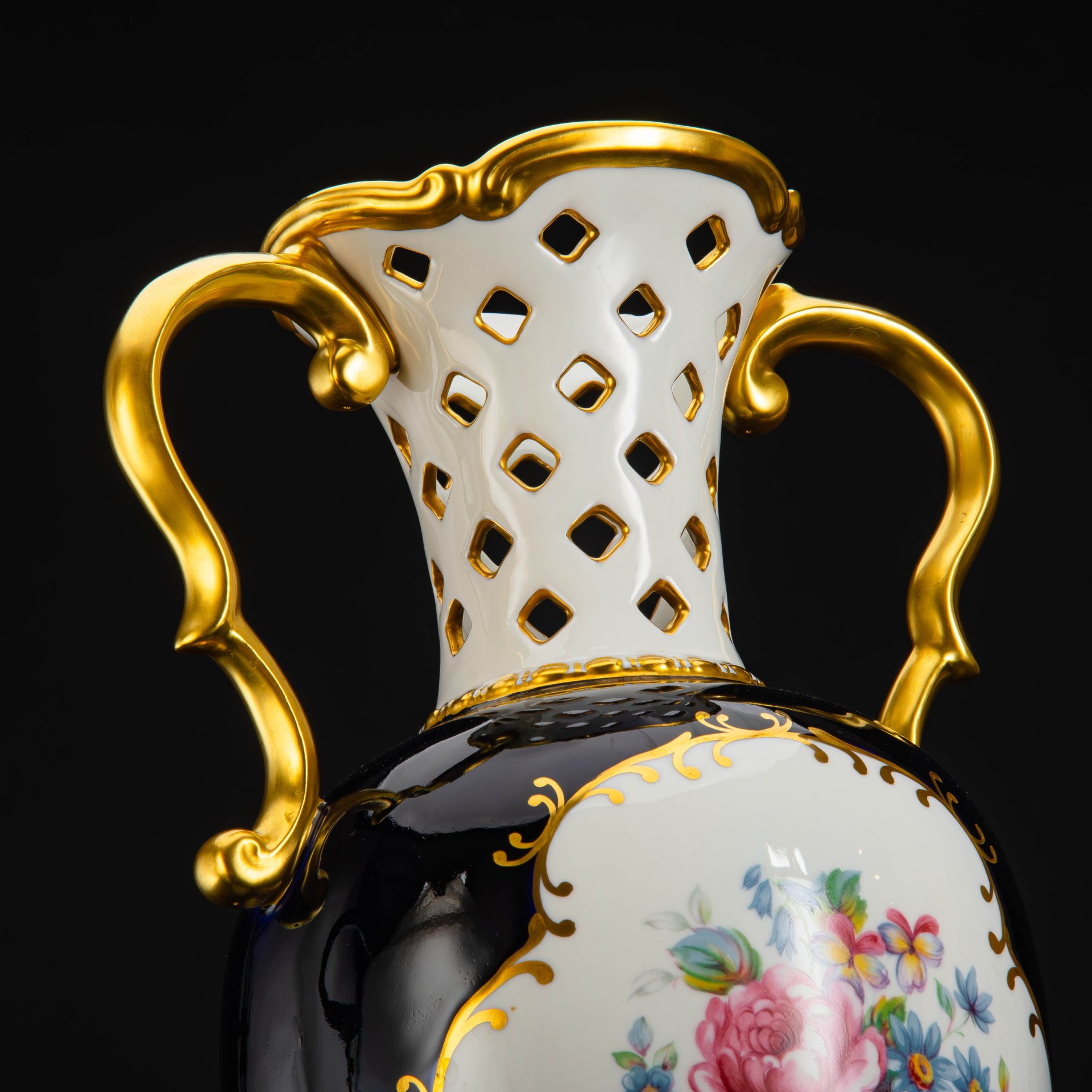 Ваза-амфора с цветочными композициями в резервах, Royal Dux