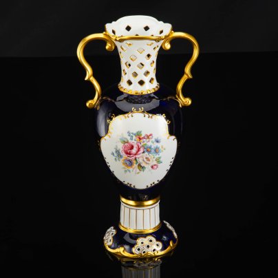 Ваза-амфора с цветочными композициями в резервах, Royal Dux