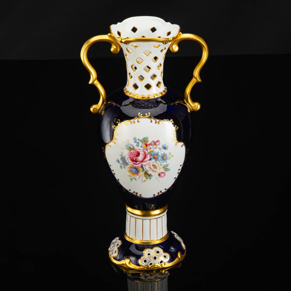 Ваза-амфора с цветочными композициями в резервах, Royal Dux