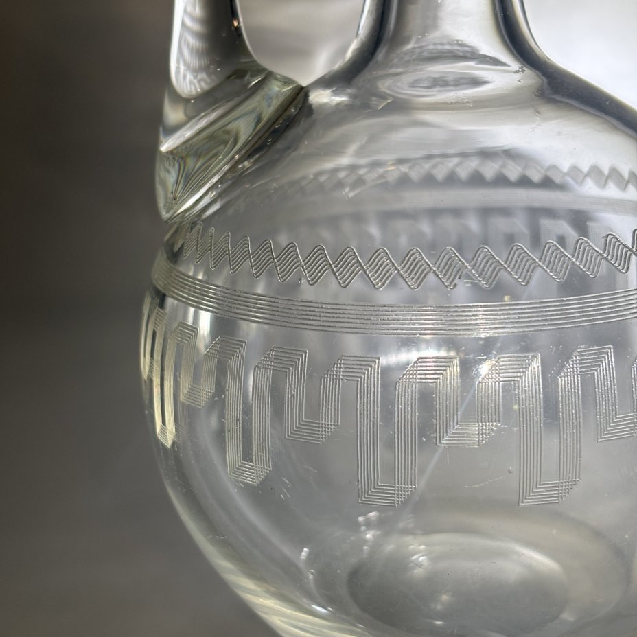 Графин из "Сервиза травленого №507" с орнаментальным декором, стекло, травление гильоширное, Акционерное общество Мальцовских заводов, Российская империя, 1900-1917 гг.