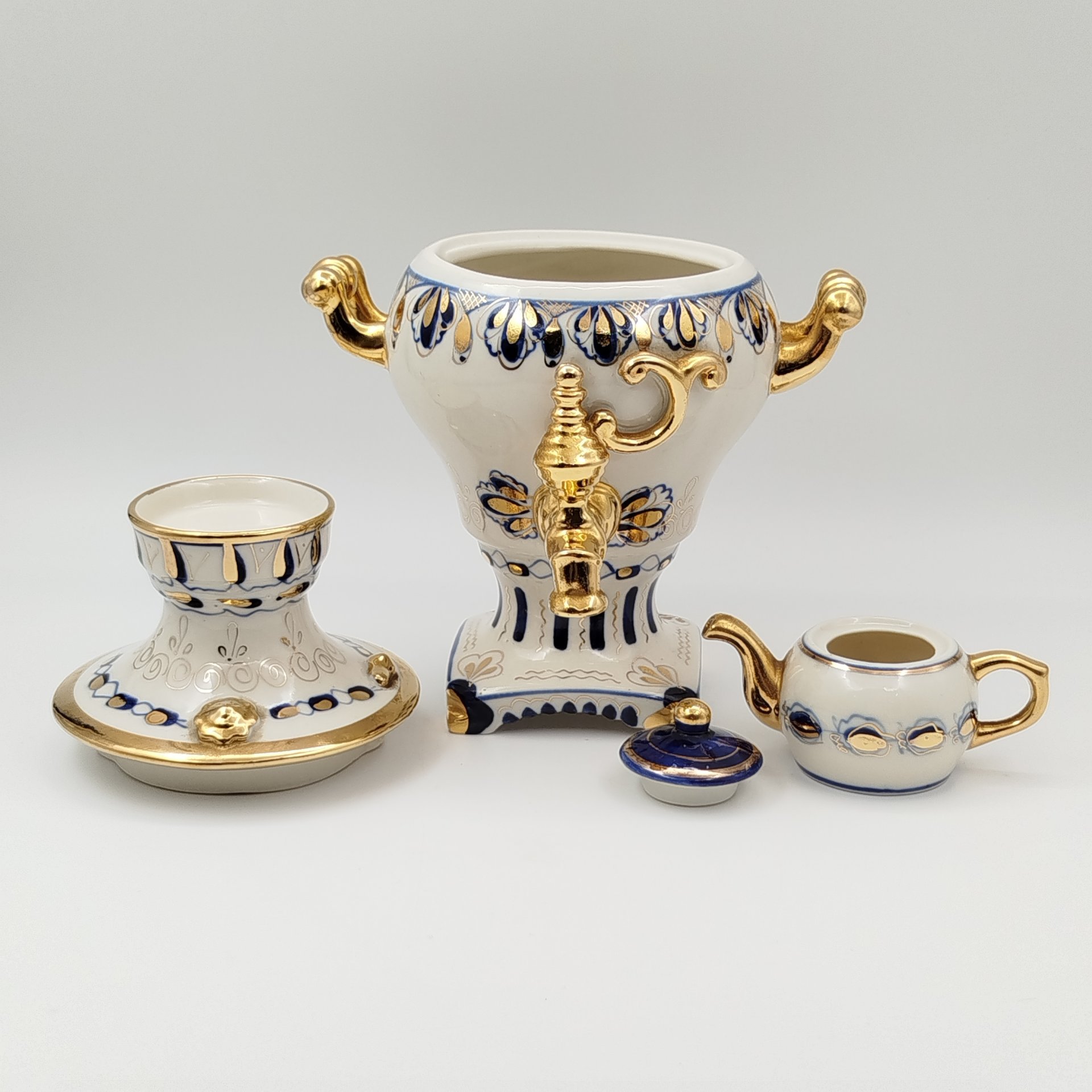 Статуэтка "Самовар с заварочным чайником", фарфор, роспись, золочение, Объединение «Гжель», СССР, 1978-1982 гг.