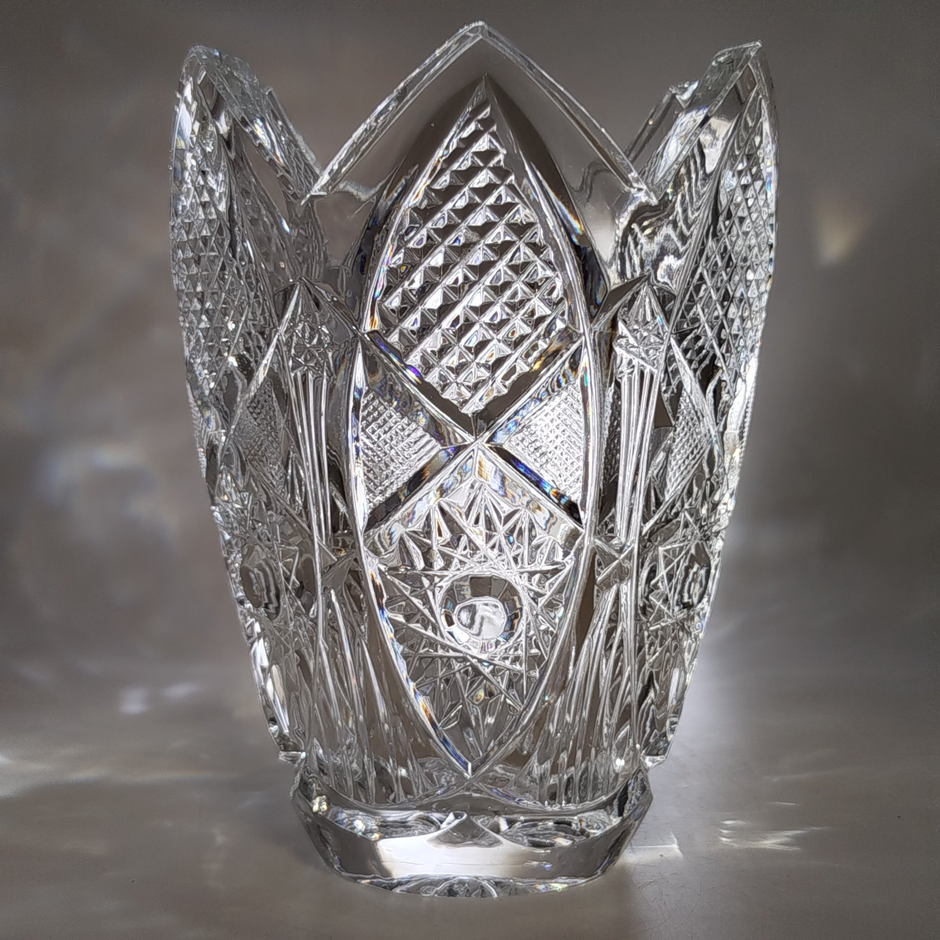 Ваза для цветов с резным геометрическим декором, хрусталь, алмазная грань, Дятьковский хрустальный завод, СССР, 1970-1990 гг.