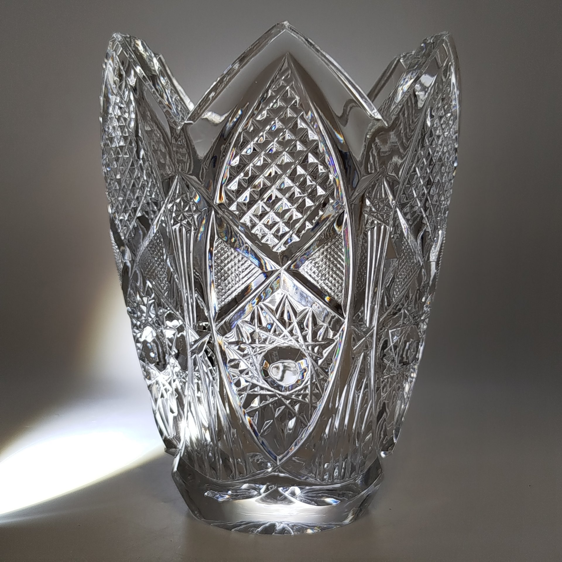 Ваза для цветов с резным геометрическим декором, хрусталь, алмазная грань, Дятьковский хрустальный завод, СССР, 1970-1990 гг.