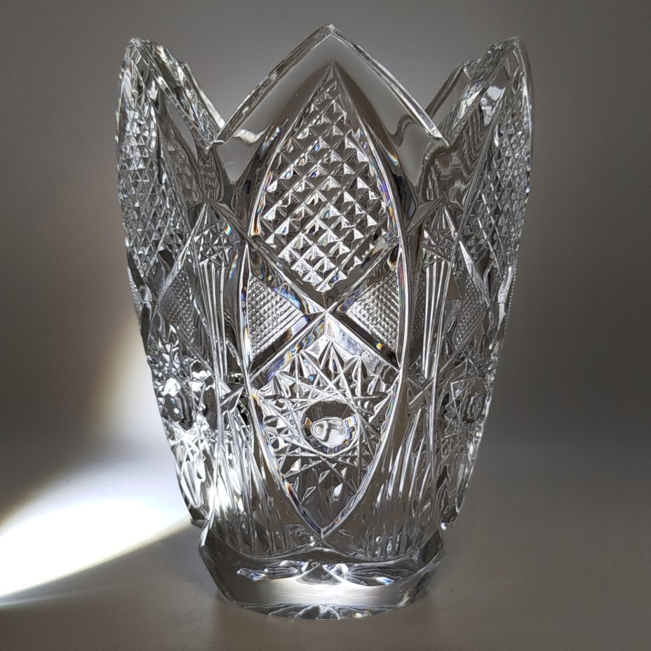 Ваза для цветов с резным геометрическим декором