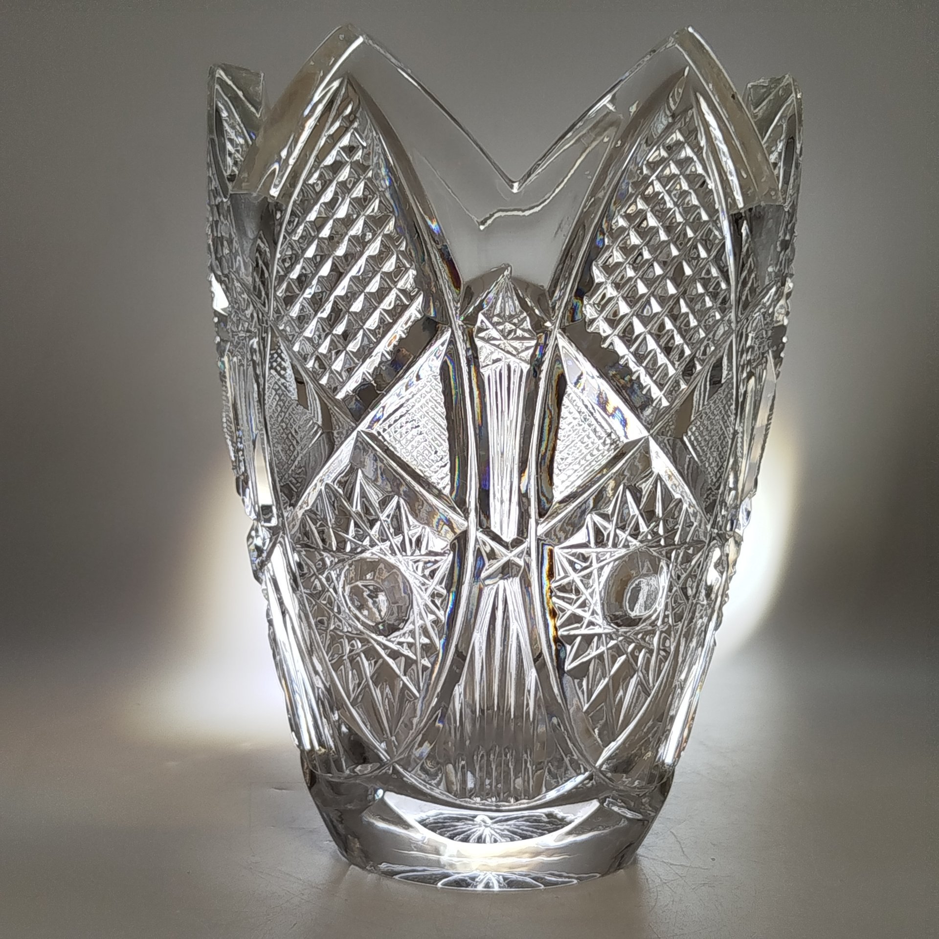 Ваза для цветов с резным геометрическим декором, хрусталь, алмазная грань, Дятьковский хрустальный завод, СССР, 1970-1990 гг.