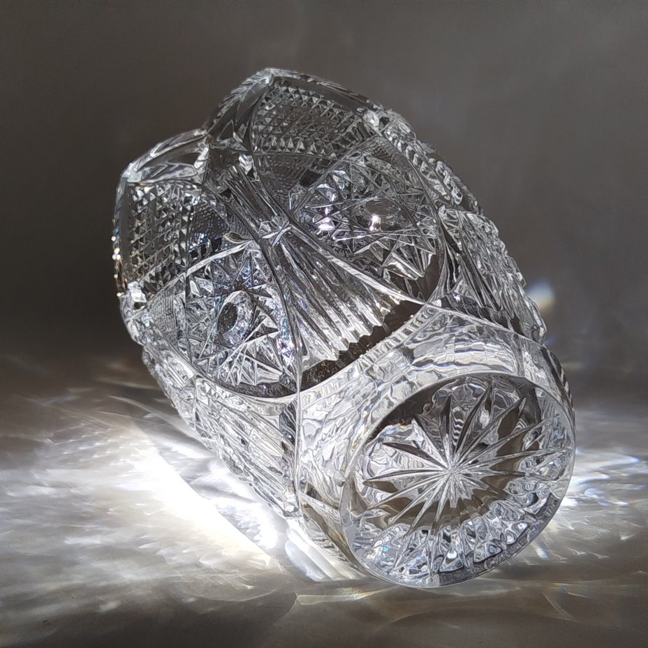 Ваза для цветов с резным геометрическим декором