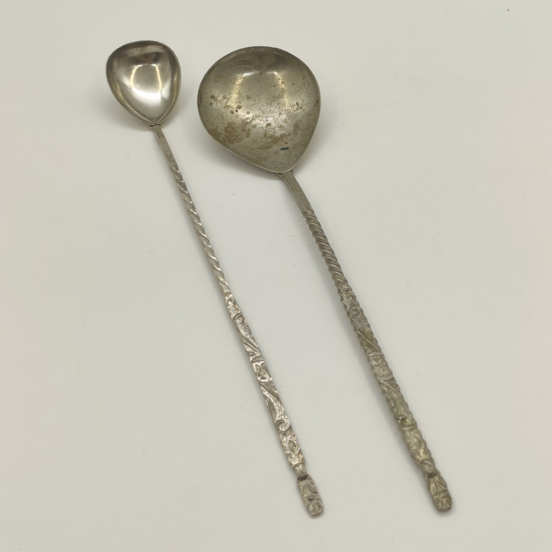 Комплект из двух ложек с витыми ручками (ложка для коктейля и ложка для ягод), мельхиор (медь-никель), Режевский механический завод (РМ), СССР, 1975-1983 гг.