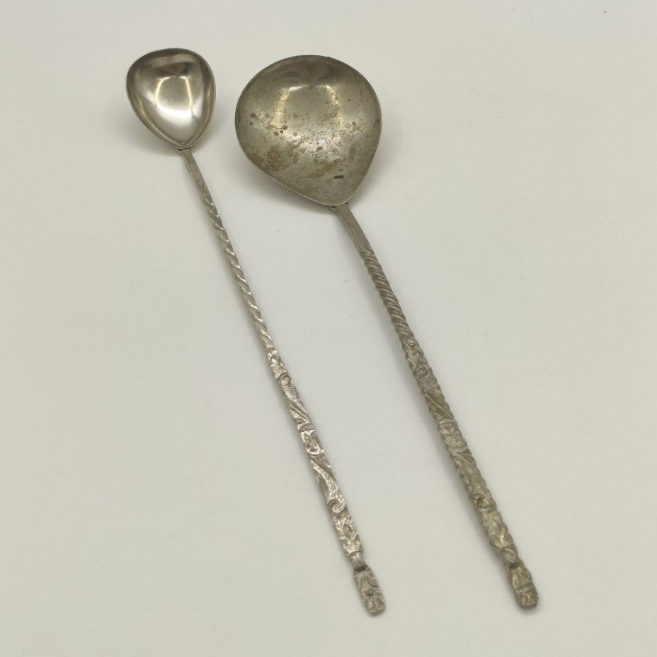 Комплект из двух ложек с витыми ручками (ложка для коктейля и ложка для ягод), мельхиор (медь-никель), Режевский механический завод (РМ), СССР, 1975-1983 гг.