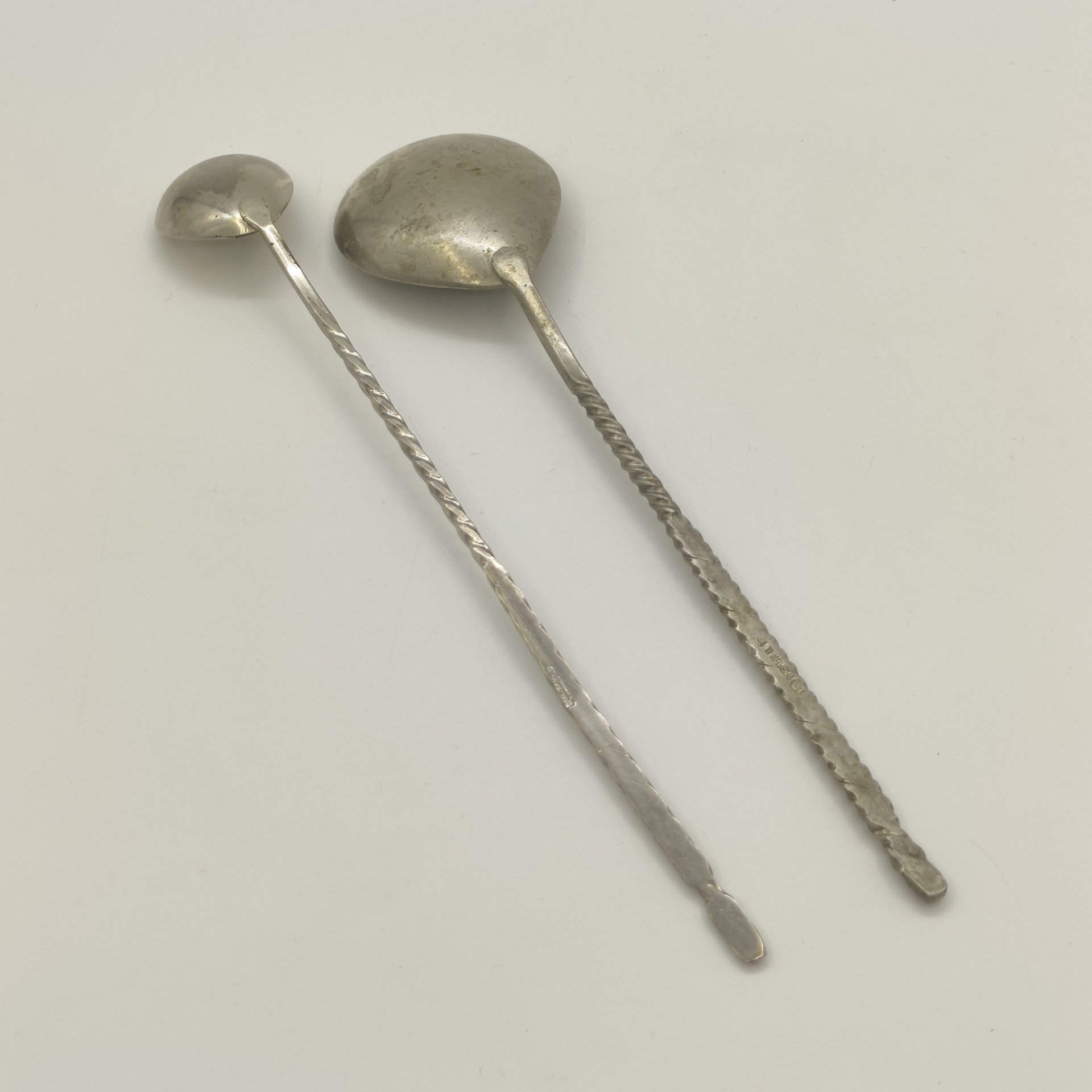 Комплект из двух ложек с витыми ручками (ложка для коктейля и ложка для ягод), мельхиор (медь-никель), Режевский механический завод (РМ), СССР, 1975-1983 гг.
