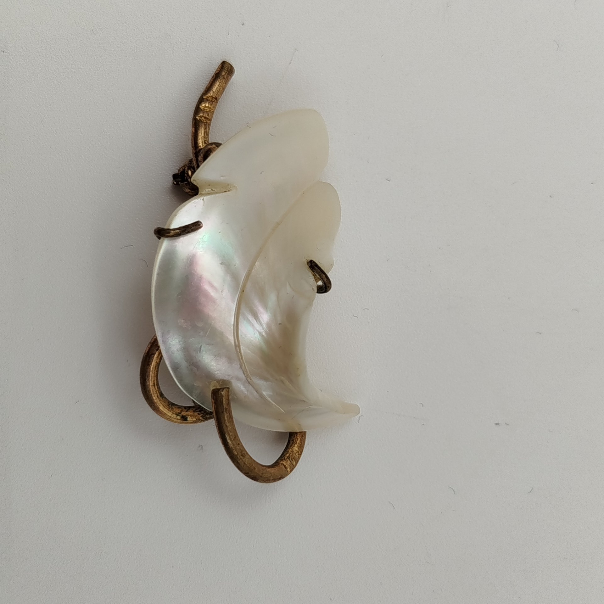 Брошь в виде листа, латунь, перламутр, СССР, 1970-1980 гг.