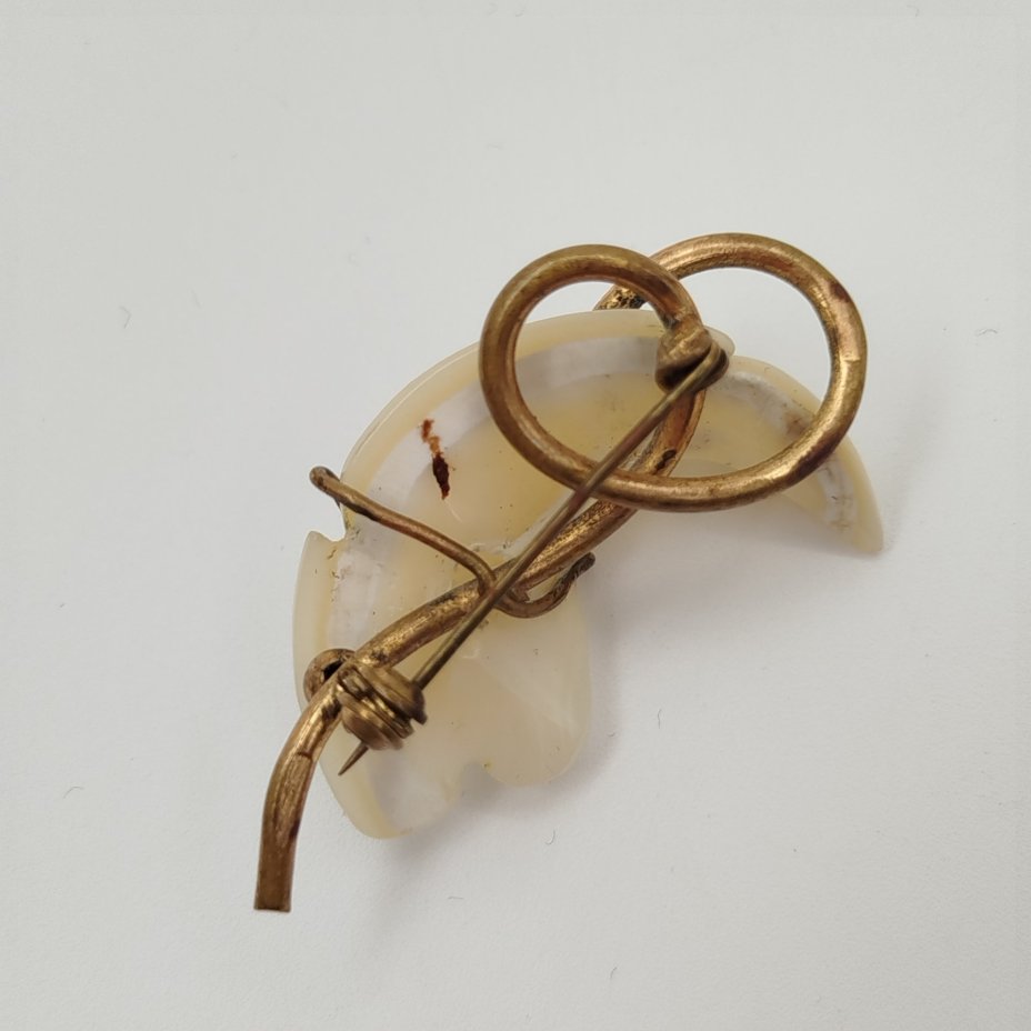 Брошь в виде листа