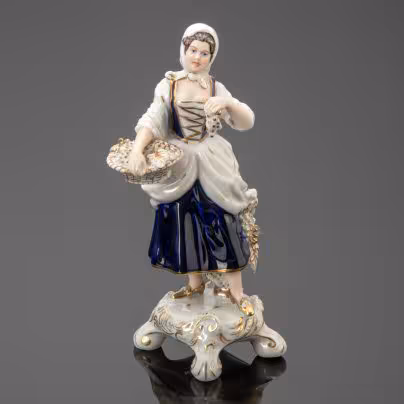 Статуэтка "Девушка с корзиной винограда", Royal Dux