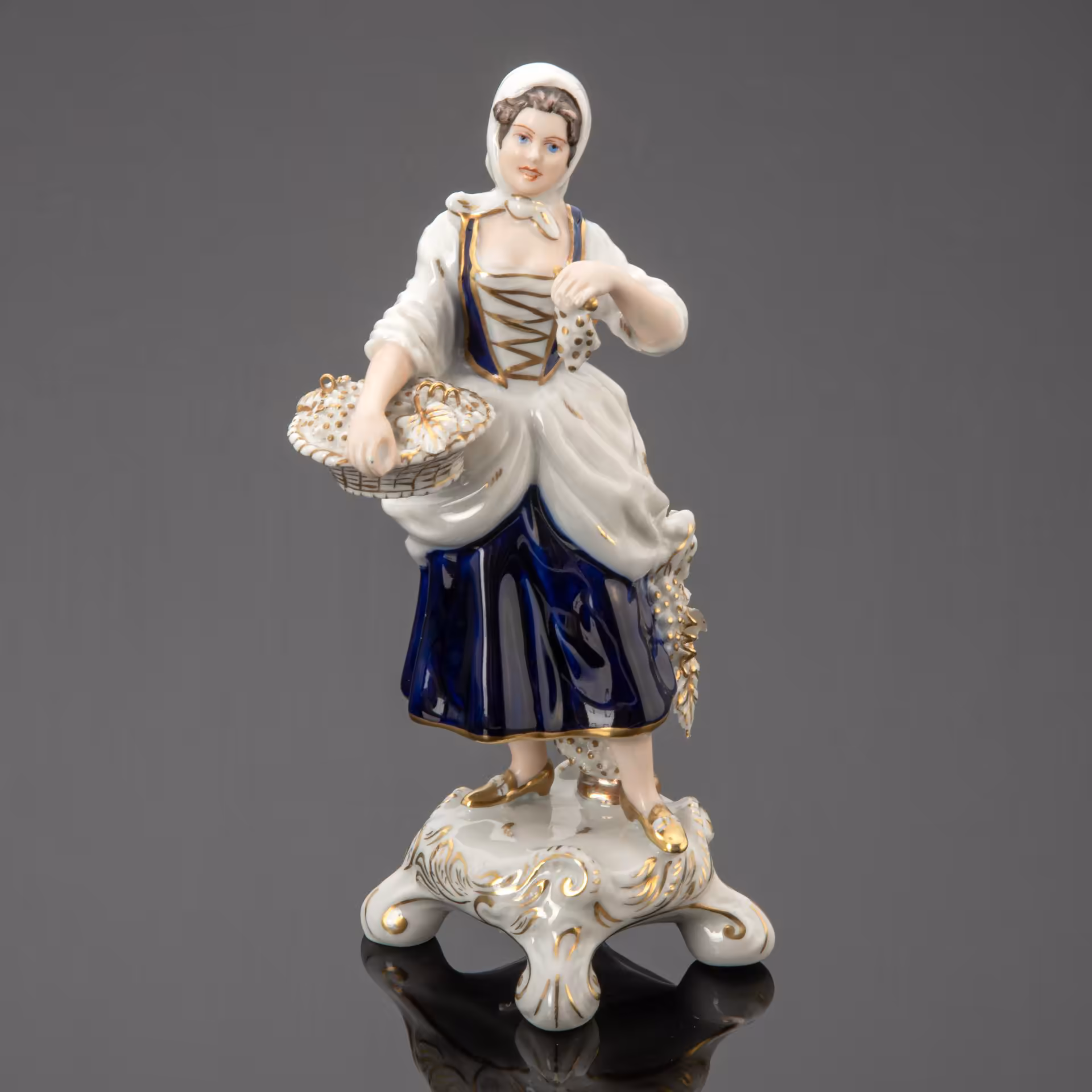 Статуэтка "Девушка с корзиной винограда", Royal Dux