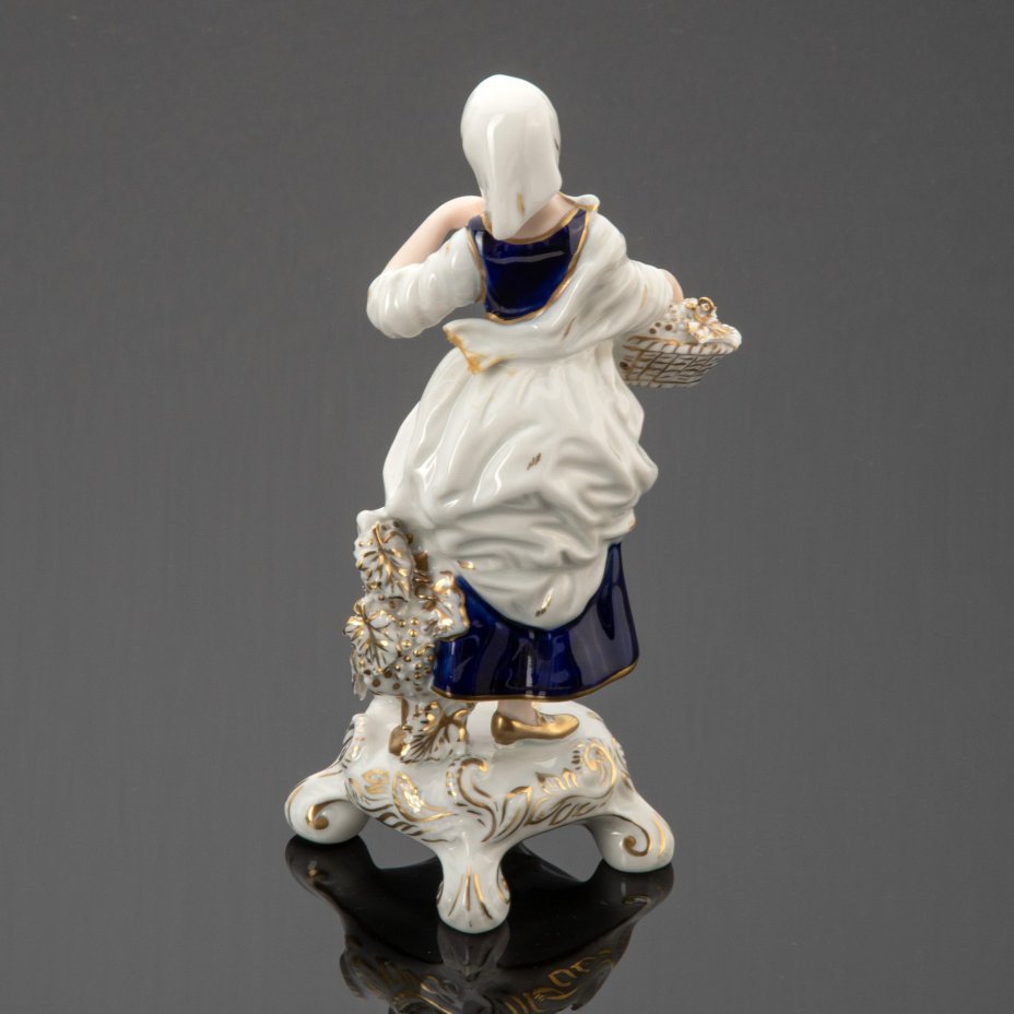 Статуэтка "Девушка с корзиной винограда", Royal Dux