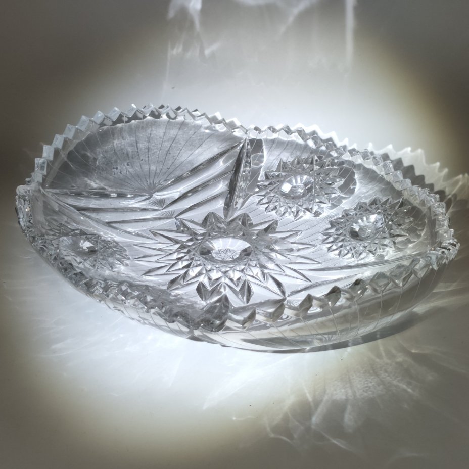 Фруктовница овальной формы с резным декором