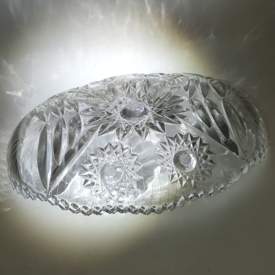 Фруктовница овальной формы с резным декором