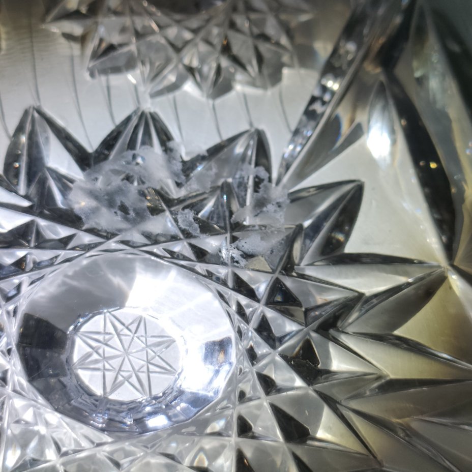 Фруктовница овальной формы с резным декором