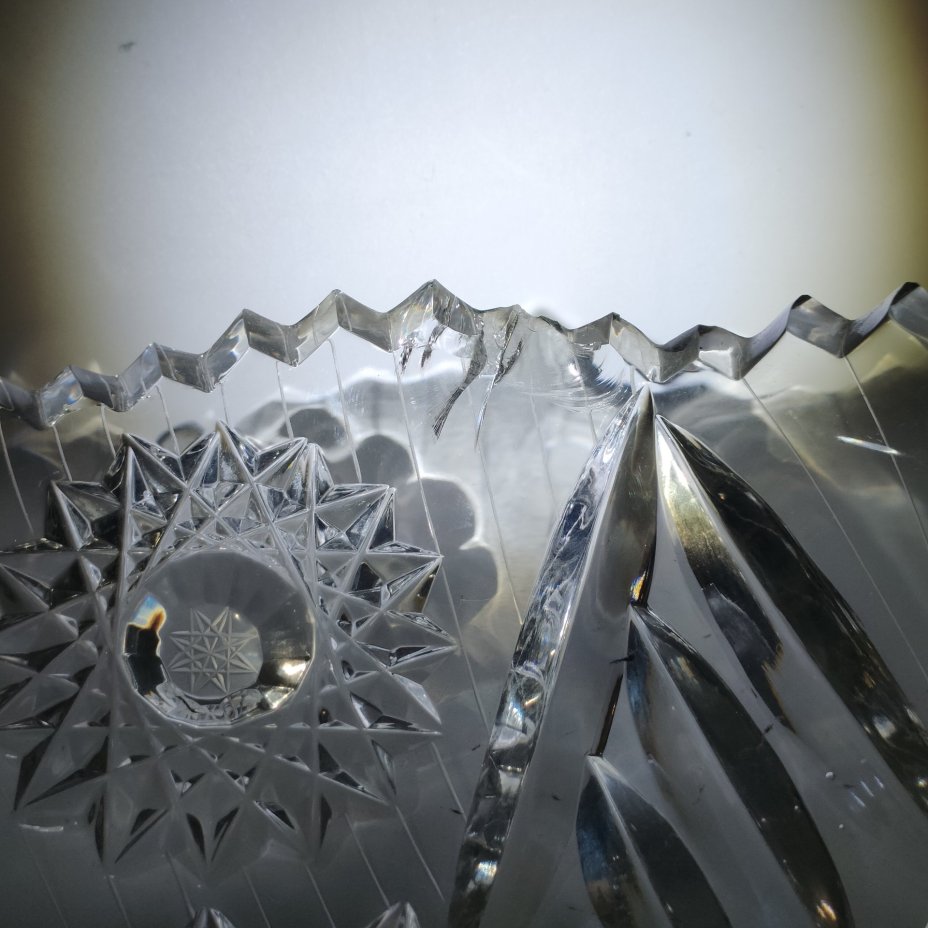 Фруктовница овальной формы с резным декором