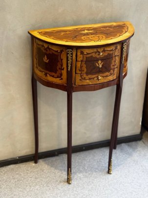 Консоль с тремя выдвижными ящиками, декорированная маркетри и металлическими накладками