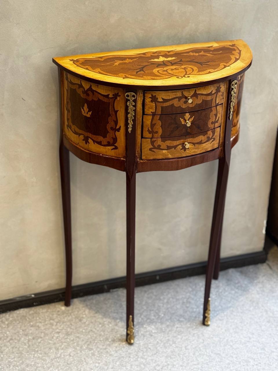 Консоль с тремя выдвижными ящиками, декорированная маркетри и металлическими накладками