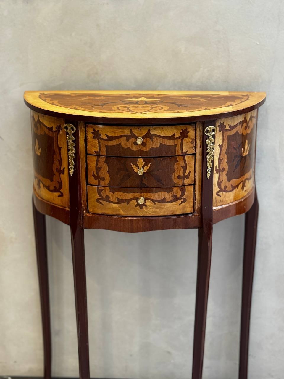 Консоль с тремя выдвижными ящиками, декорированная маркетри и металлическими накладками