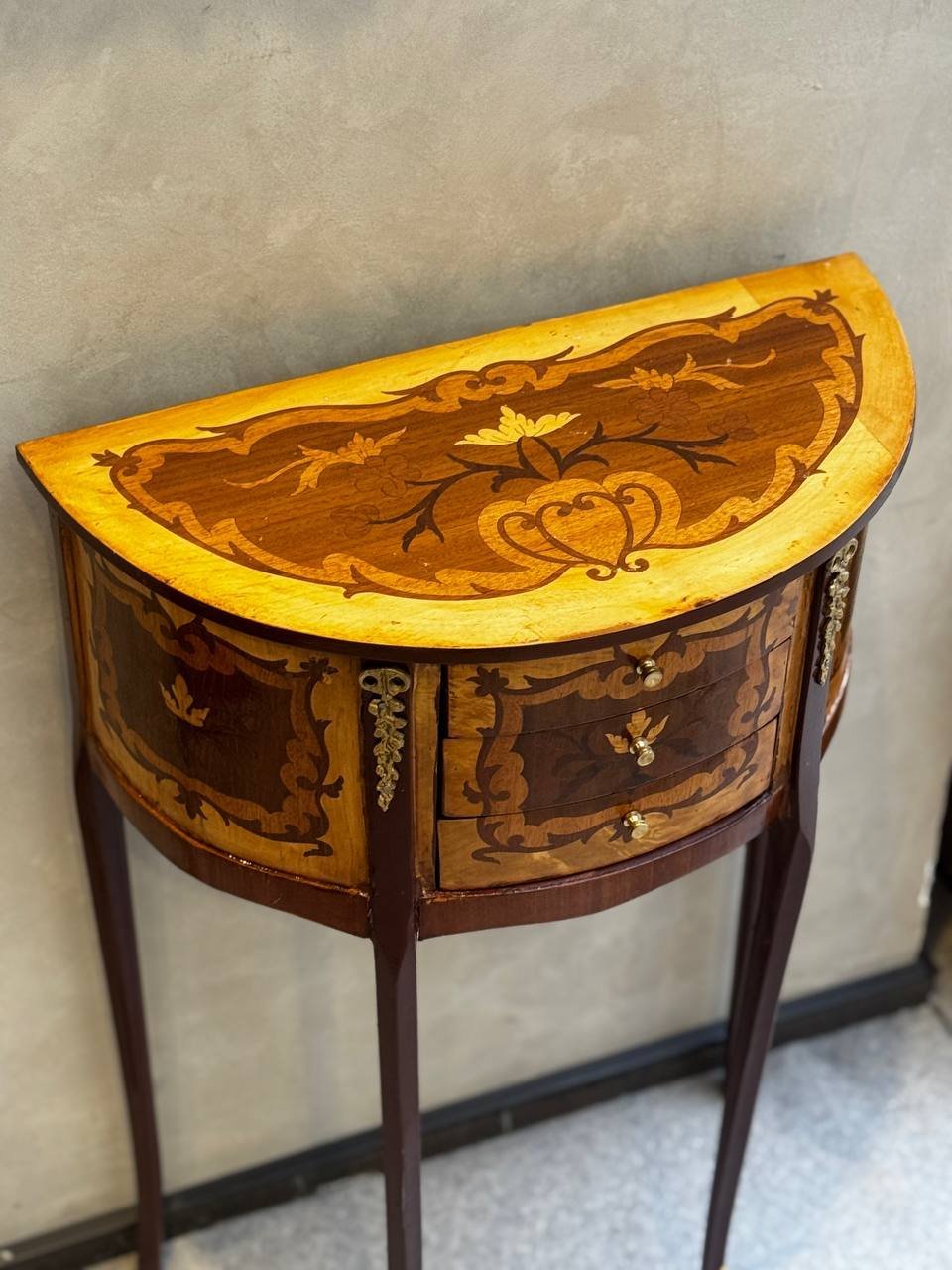 Консоль с тремя выдвижными ящиками, декорированная маркетри и металлическими накладками